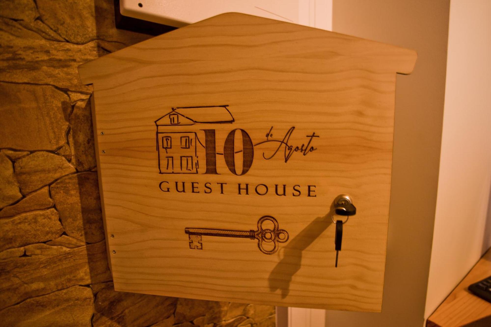 Guest House 10 De Agosto 피게이라다포즈 외부 사진