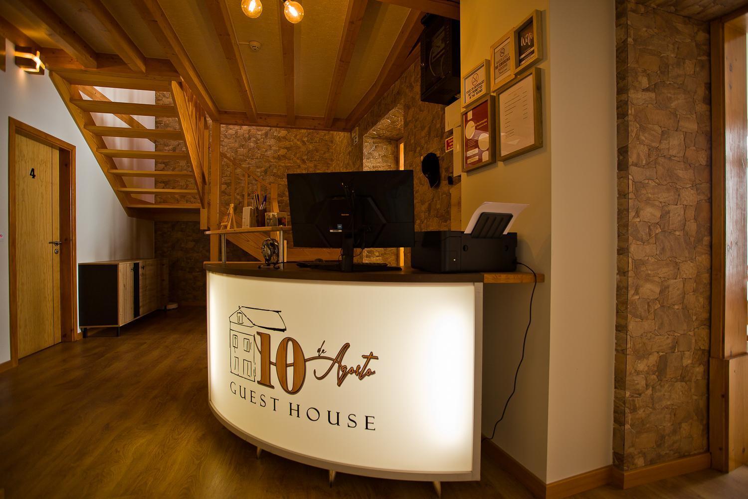 Guest House 10 De Agosto 피게이라다포즈 외부 사진